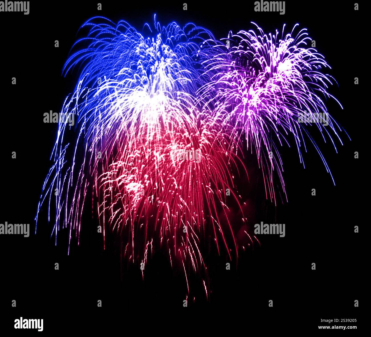 Feux d'artifice colorés sur fond de ciel sombre. Feux d'artifice colorés au-dessus du ciel sombre Banque D'Images