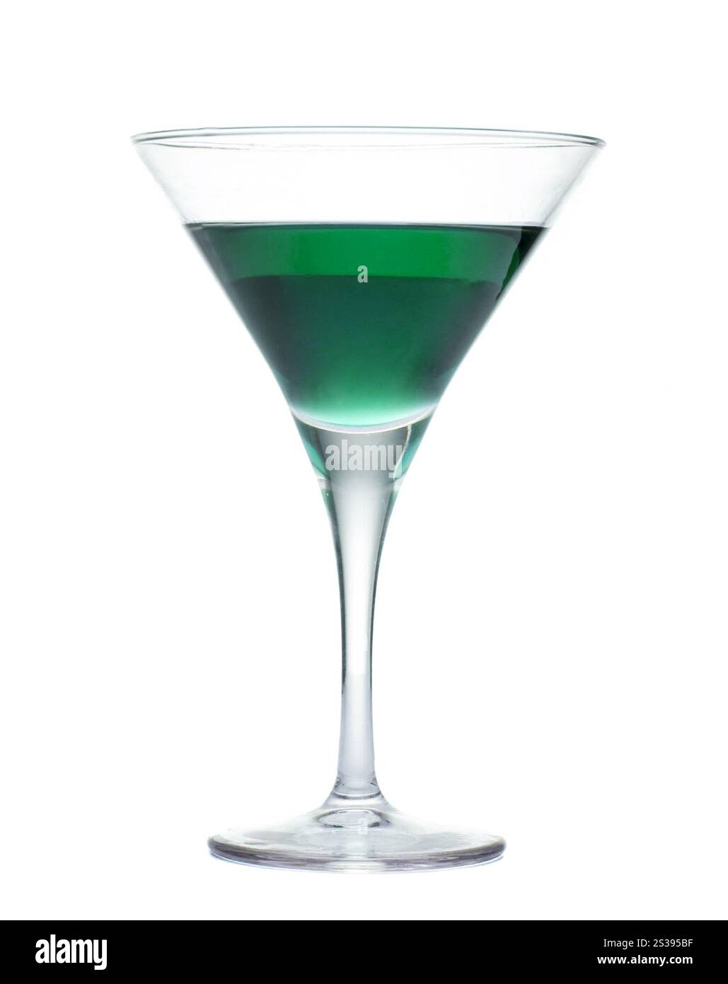 Coctail vert dans le verre de martini isolé sur fond blanc. Coctail vert dans un verre à martini Banque D'Images