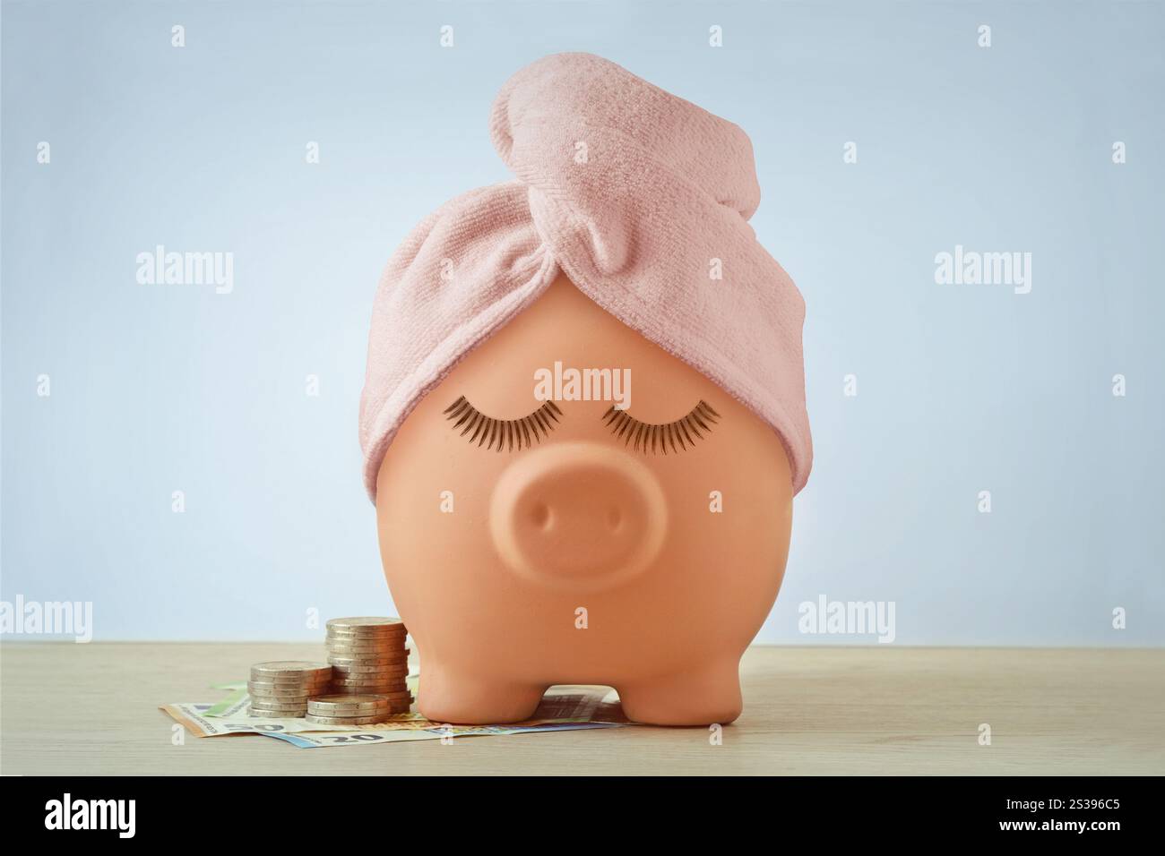 Tirelire avec faux cils et serviette de cheveux turban - coût du concept de beauté Banque D'Images