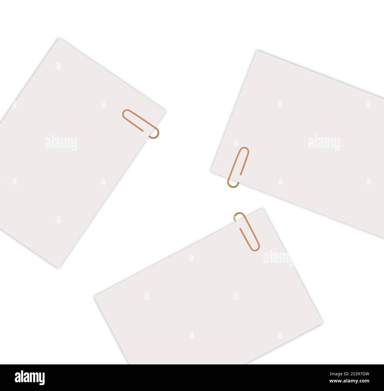 Feuilles vides avec trombones isolés sur fond blanc. Feuilles vides avec trombones isolés Banque D'Images