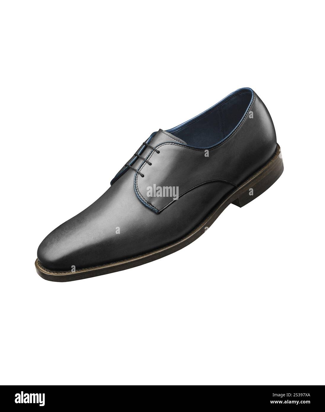 chaussure noire shiny mans isolée sur fond blanc. chaussure noire shiny mans Banque D'Images