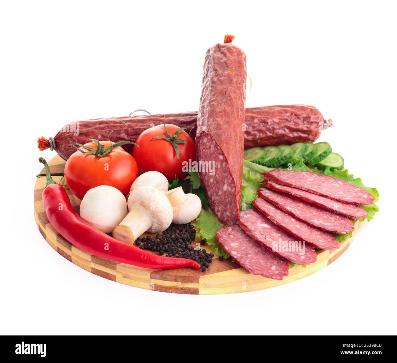 saucisse tranchée avec des légumes isolés sur fond blanc. saucisse tranchée avec légumes Banque D'Images saucisse tranchée avec des légumes isolés sur fond blanc. saucisse tranchée avec légumes Banque D'Images