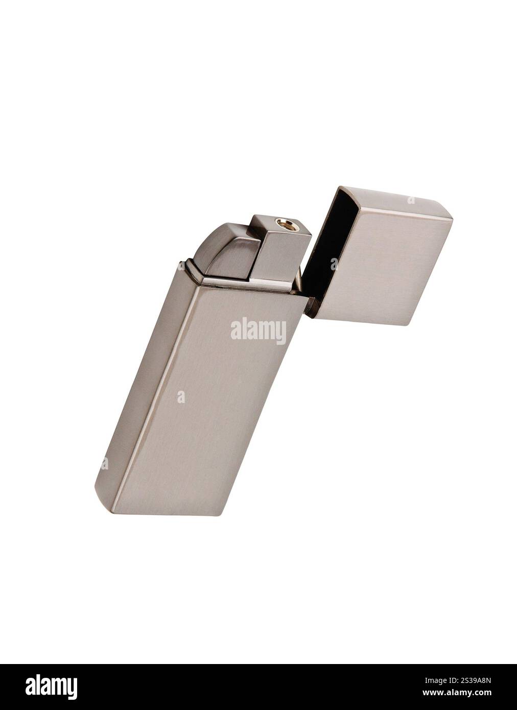 Briquet en métal argenté isolé sur blanc. Briquet en métal argenté Banque D'Images