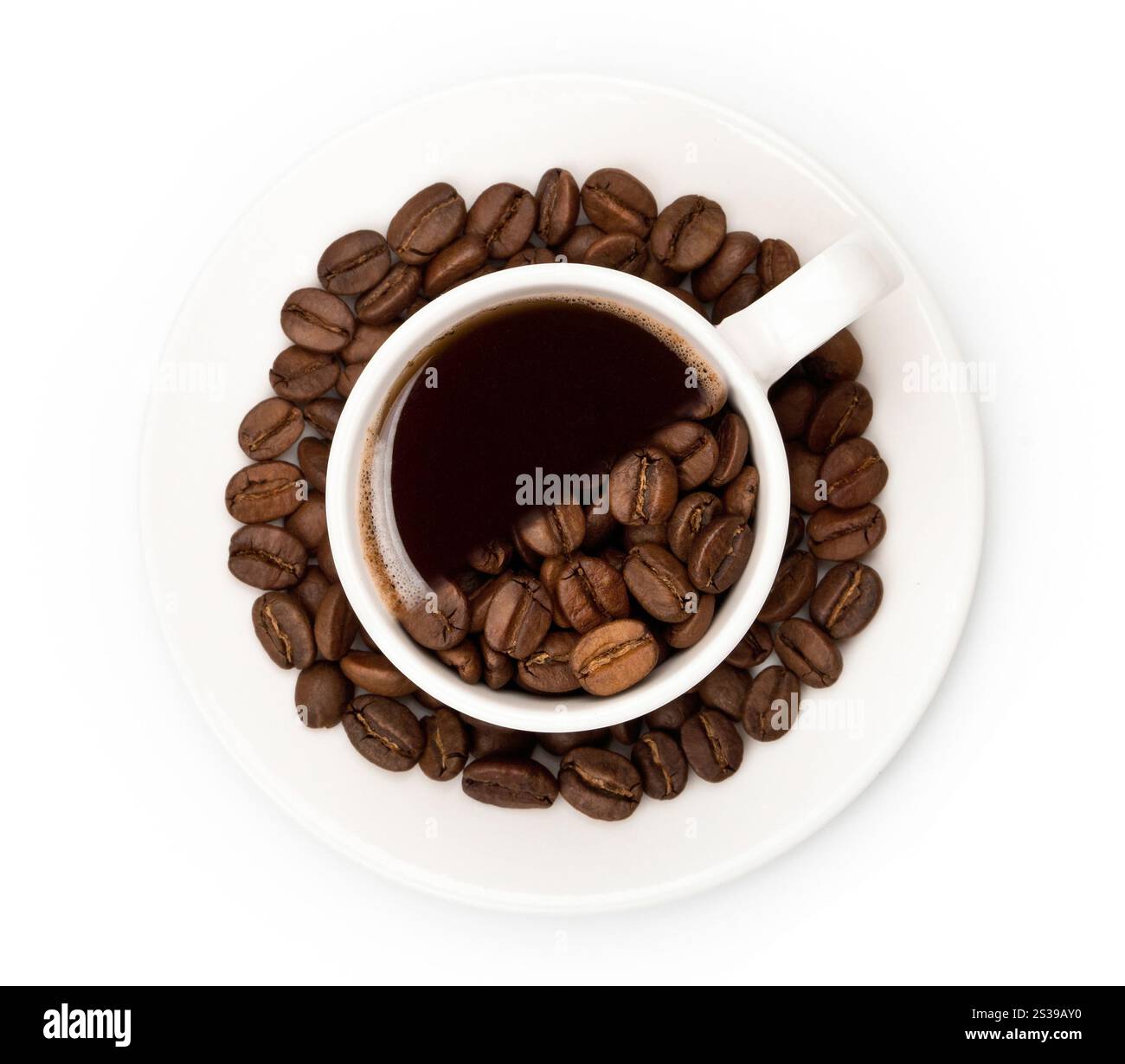 Tasse remplie de poutres de café isolées sur un fond blanc. Tasse remplie de poutres de café Banque D'Images