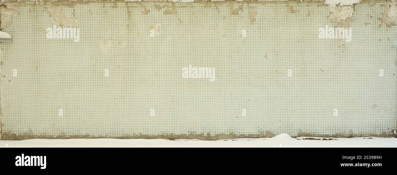 La texture de l'ancien mur, décoré avec beaucoup de petites tuiles carrées. Mur dans le style de l'architecture de l'Union soviétique Banque D'Images