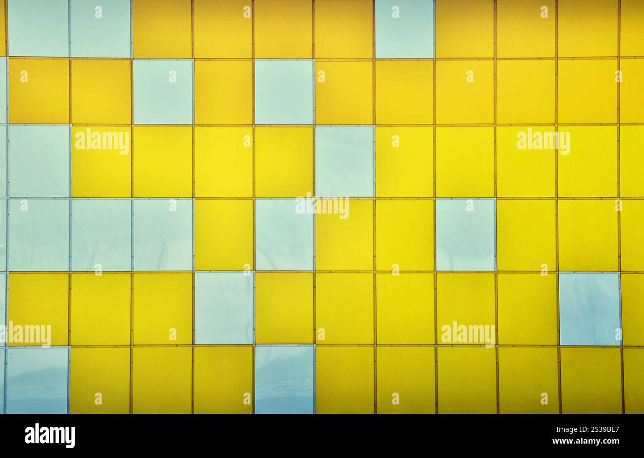La texture du mur métallique, encadrée sous la forme de carrés colorés de deux couleurs. Conception murale moderne pour l'extérieur du résidentiel et du bureau Banque D'Images