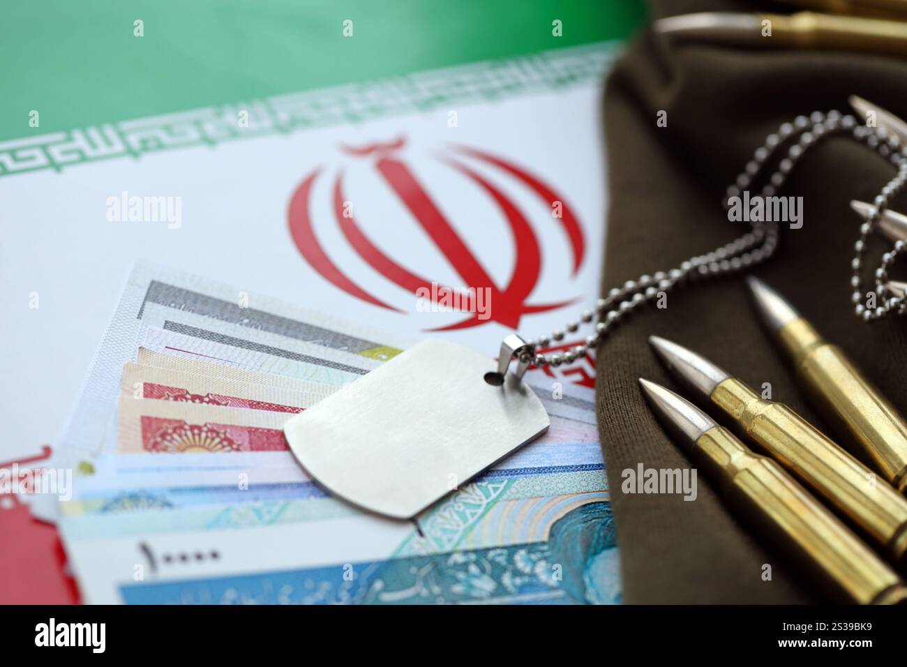 Beaucoup de balles et de rials iraniens billets d'argent sur le drapeau de la République islamique d'Iran se rapprochent. De nombreuses balles et rials iraniens billets d'argent sur le drapeau de Banque D'Images