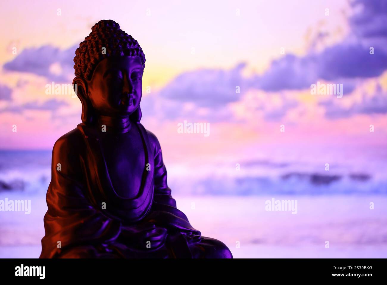 Bouddha Purnima et concept de jour Vesak, statue de Bouddha avec lumière basse sur fond beau et coloré en gros plan. Méditation. Bouddha Purnima Banque D'Images