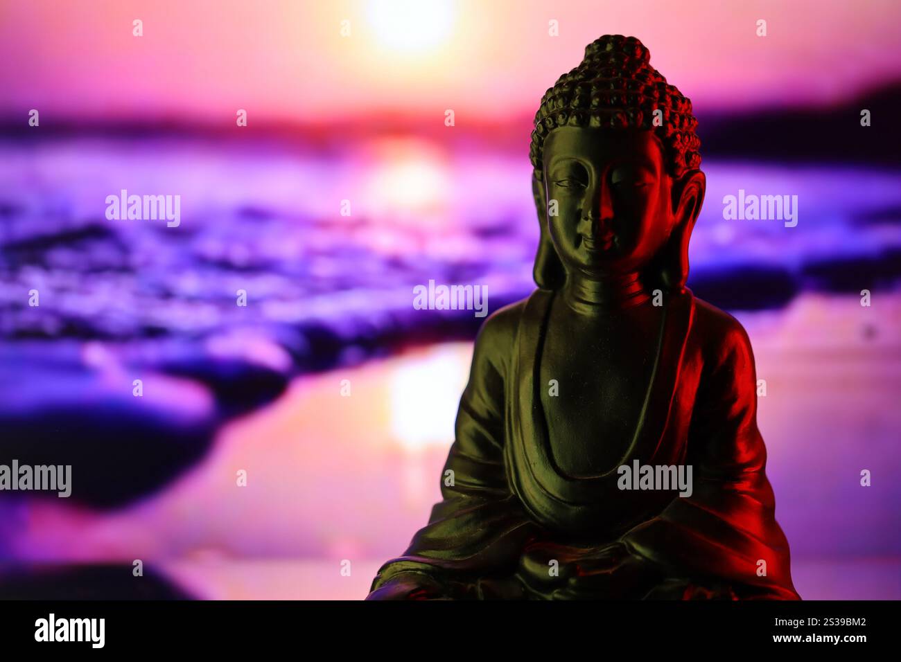 Bouddha Purnima et concept de jour Vesak, statue de Bouddha avec lumière basse sur fond beau et coloré en gros plan. Méditation. Bouddha Purnima Banque D'Images