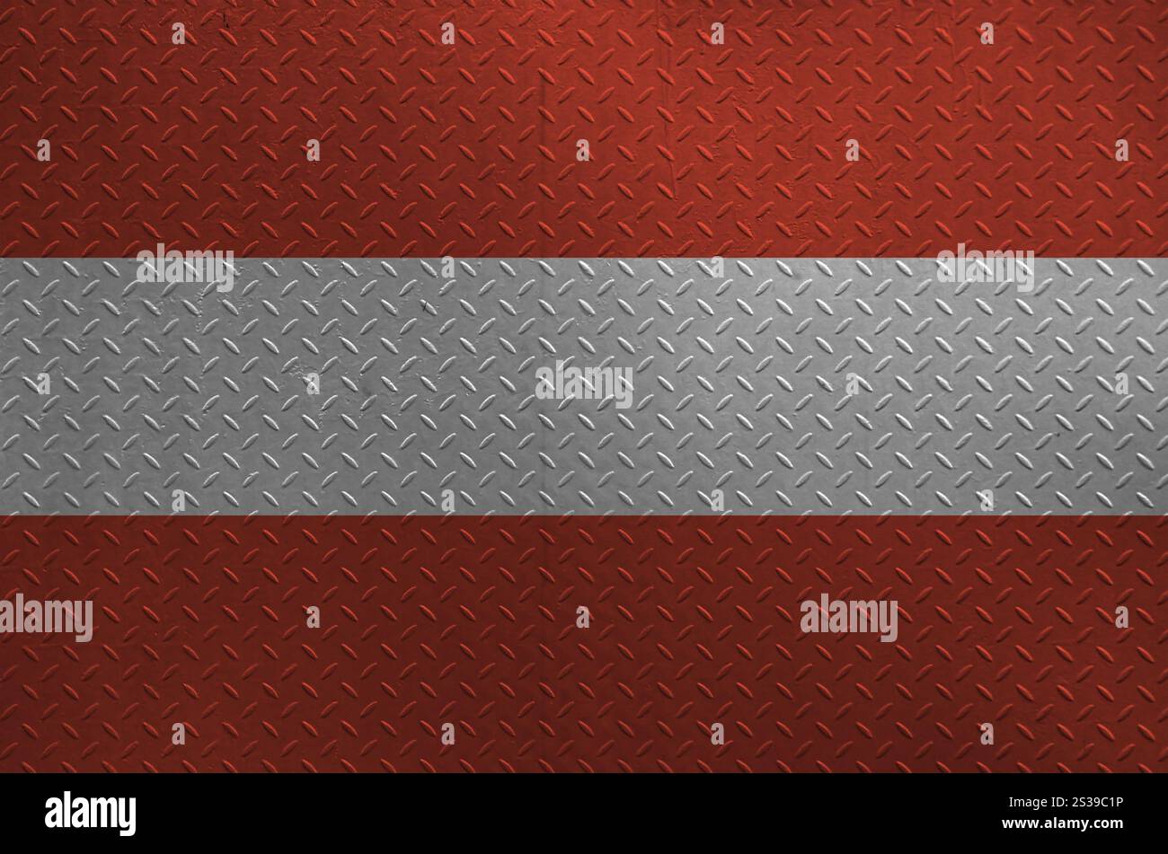 Drapeau autrichien représenté dans les couleurs de peinture sur la vieille plaque de métal brossé ou le mur en gros plan. Bannière texturée sur fond brut. Drapeau autrichien représenté à la Banque D'Images