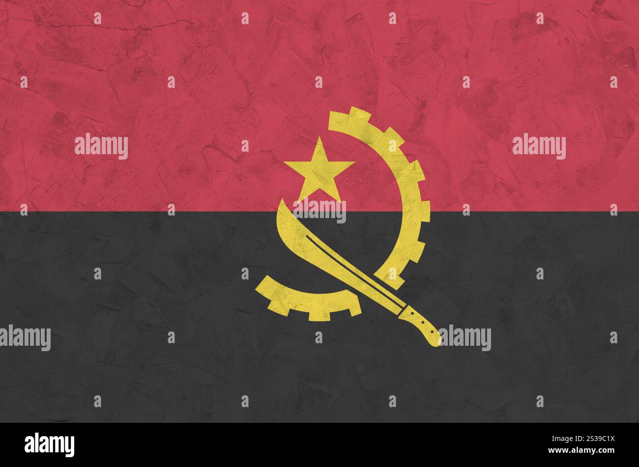 Drapeau de l'Angola représenté dans des couleurs de peinture vives sur le vieux mur de plâtrage en relief en gros plan. Bannière texturée sur fond brut. Drapeau de l'Angola représenté à la Banque D'Images