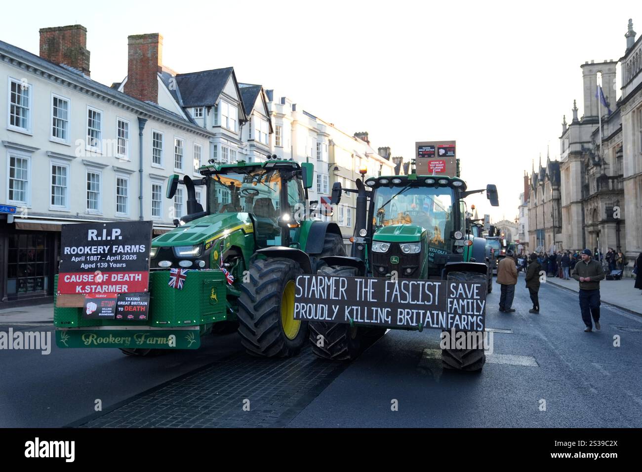 Les agriculteurs en tracteurs prennent part à une manifestation contre les modifications des règles de l'impôt sur les successions (IHT) devant la Conférence agricole d'Oxford, aux écoles d'examen d'Oxford, où le secrétaire à l'environnement Steve Reed prononce un discours. Date de la photo : jeudi 9 janvier 2025. Banque D'Images