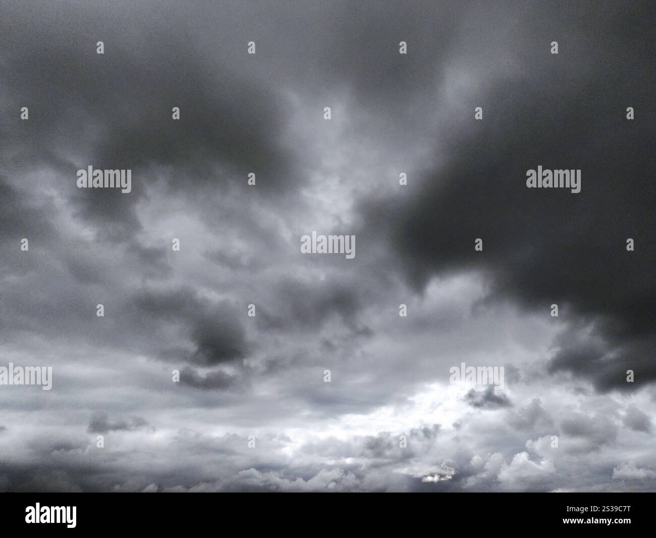 Ciel gris dramatique avec des nuages d'orage paysage sombre. Atmosphère et météorologie. Ciel gris dramatique avec des nuages d'orage paysage sombre. Banque D'Images