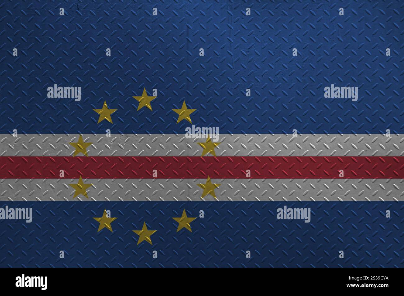 Drapeau Cabo verde représenté dans les couleurs de peinture sur la vieille plaque de métal brossé ou le mur en gros plan. Bannière texturée sur fond brut. Drapeau de Cabo verde représenté Banque D'Images