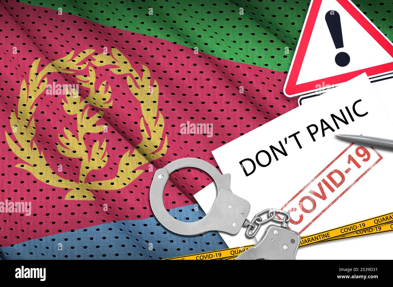 Drapeau érythréen et menottes de police avec inscription ne paniquez pas sur papier blanc. Concept de coronavirus ou virus pandémique 2019-nCoV. Drapeau de l'Érythrée et Banque D'Images