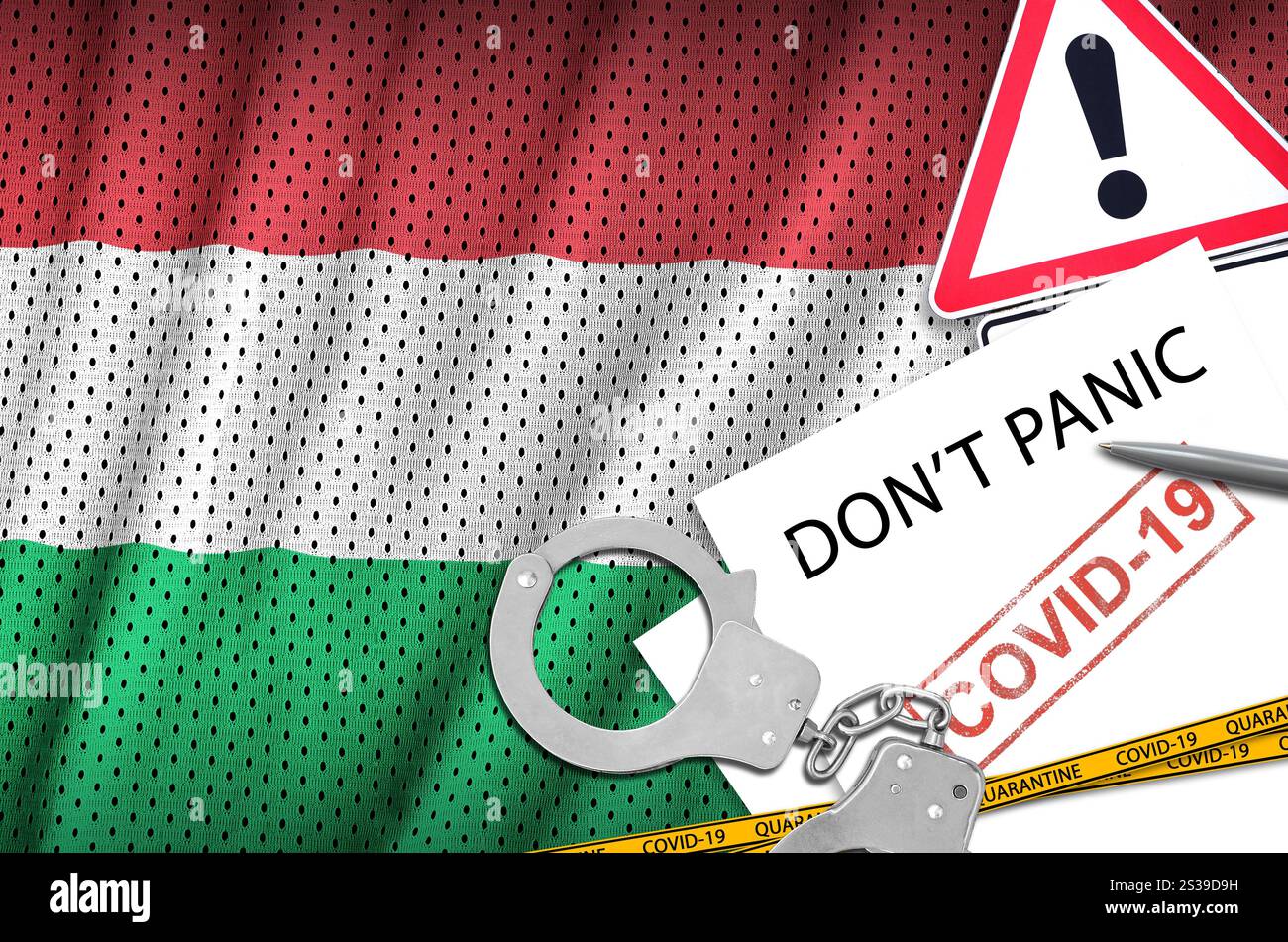 Drapeau hongrois et menottes de police avec inscription ne paniquez pas sur papier blanc. Concept de coronavirus ou virus pandémique 2019-nCoV. Drapeau hongrois et Banque D'Images