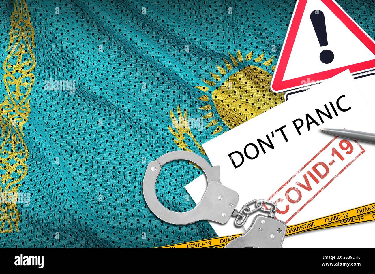 Drapeau du Kazakhstan et menottes de police avec inscription ne paniquez pas sur papier blanc. Concept de coronavirus ou virus pandémique 2019-nCoV. Drapeau du Kazakhstan et Banque D'Images