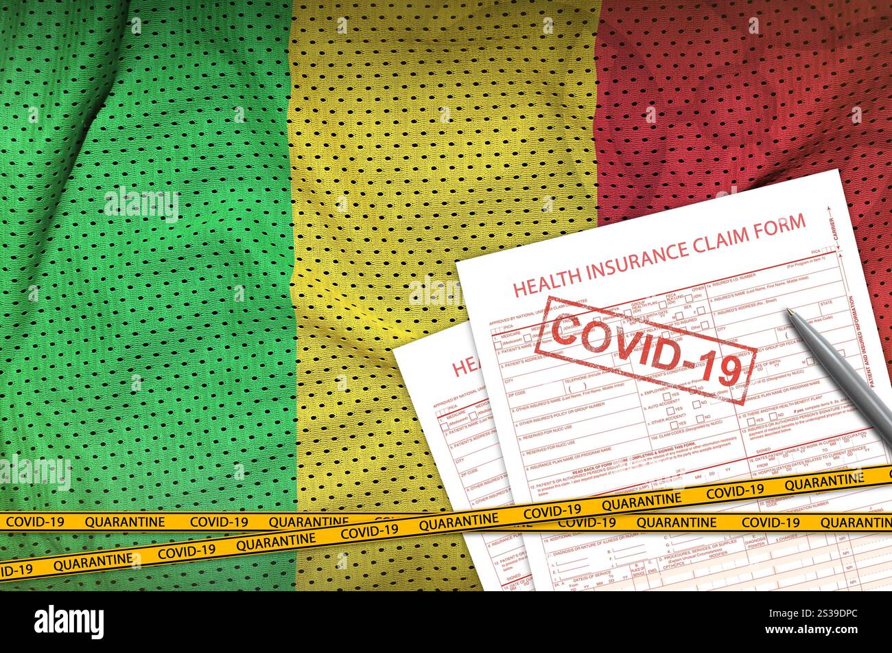 Drapeau du Mali et formulaire de réclamation d'assurance maladie avec timbre covid-19. Concept de coronavirus ou virus pandémique 2019-nCoV. Pavillon du Mali et réclamation d'assurance maladie Banque D'Images