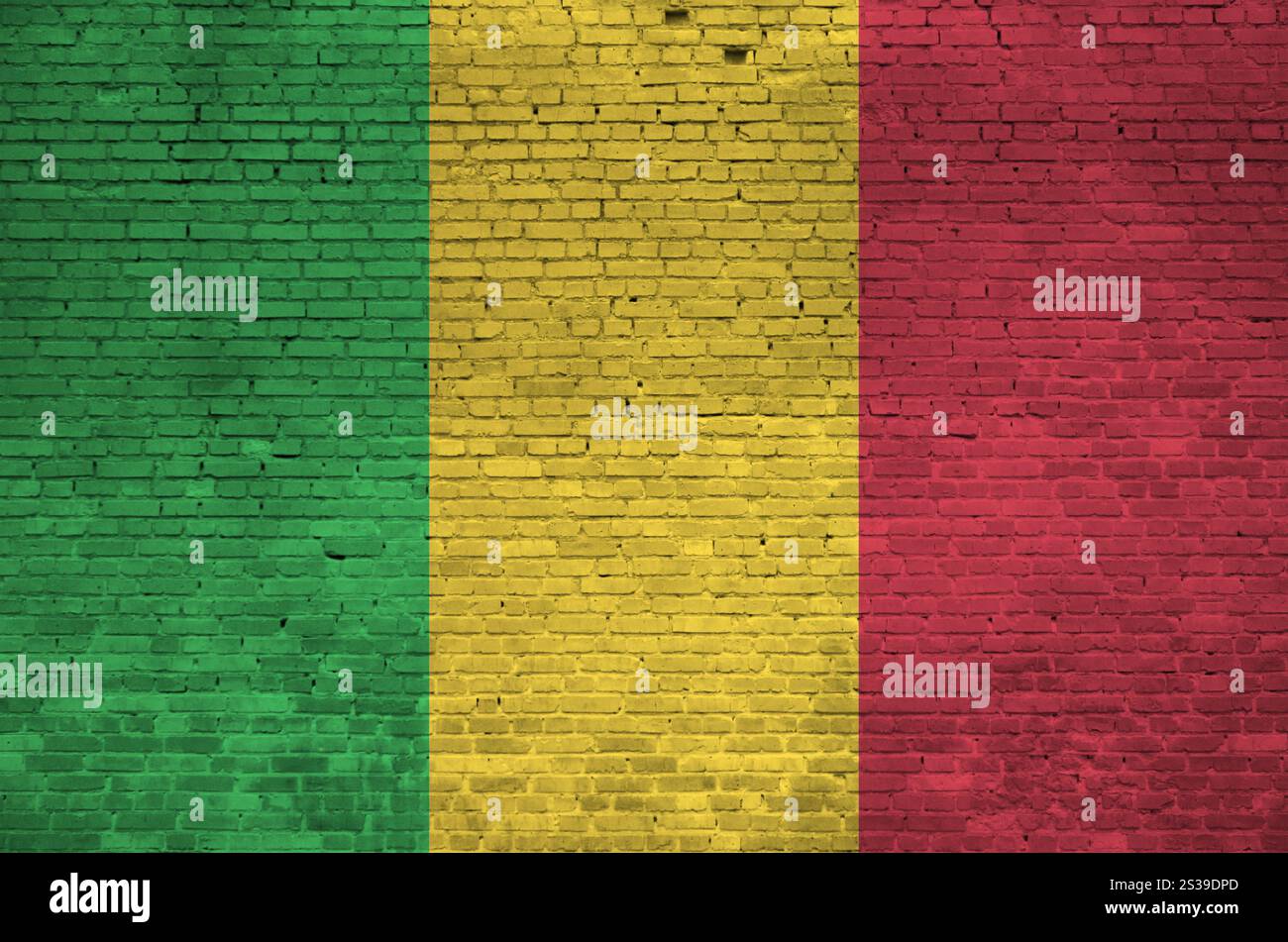 Drapeau du Mali représenté en couleurs de peinture sur un vieux mur de briques de gros plan. Bannière texturée sur le fond de maçonnerie de mur de briques. Drapeau du Mali représenté en peinture Banque D'Images
