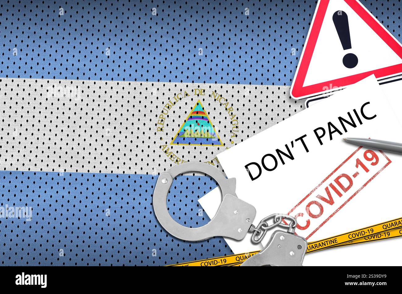 Drapeau du Nicaragua et menottes de police avec inscription ne paniquez pas sur papier blanc. Concept de coronavirus ou virus pandémique 2019-nCoV. Drapeau du Nicaragua et Banque D'Images