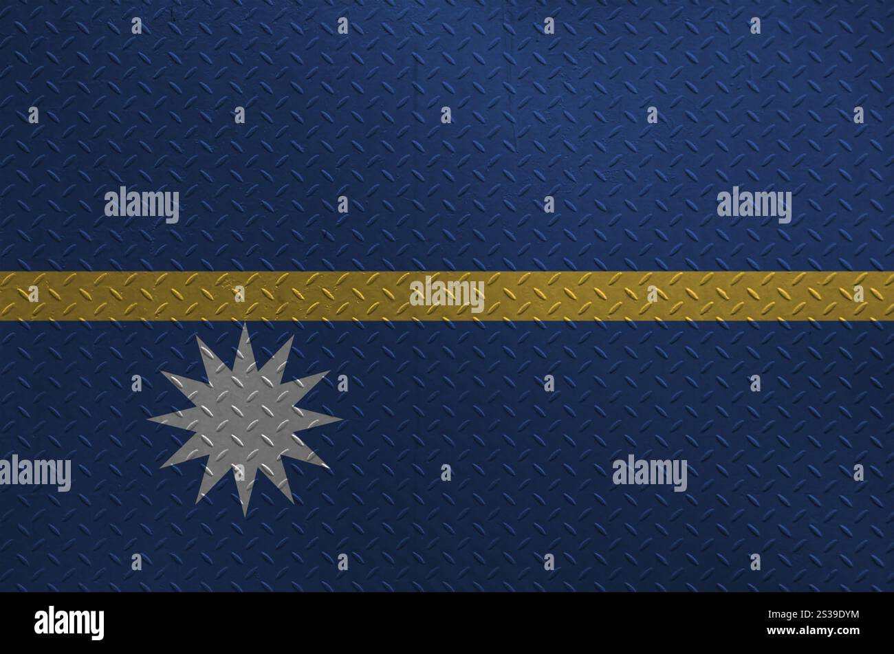Drapeau de Nauru représenté dans les couleurs de peinture sur la vieille plaque de métal brossé ou le mur en gros plan. Bannière texturée sur fond brut. Drapeau de Nauru représenté en peinture Banque D'Images