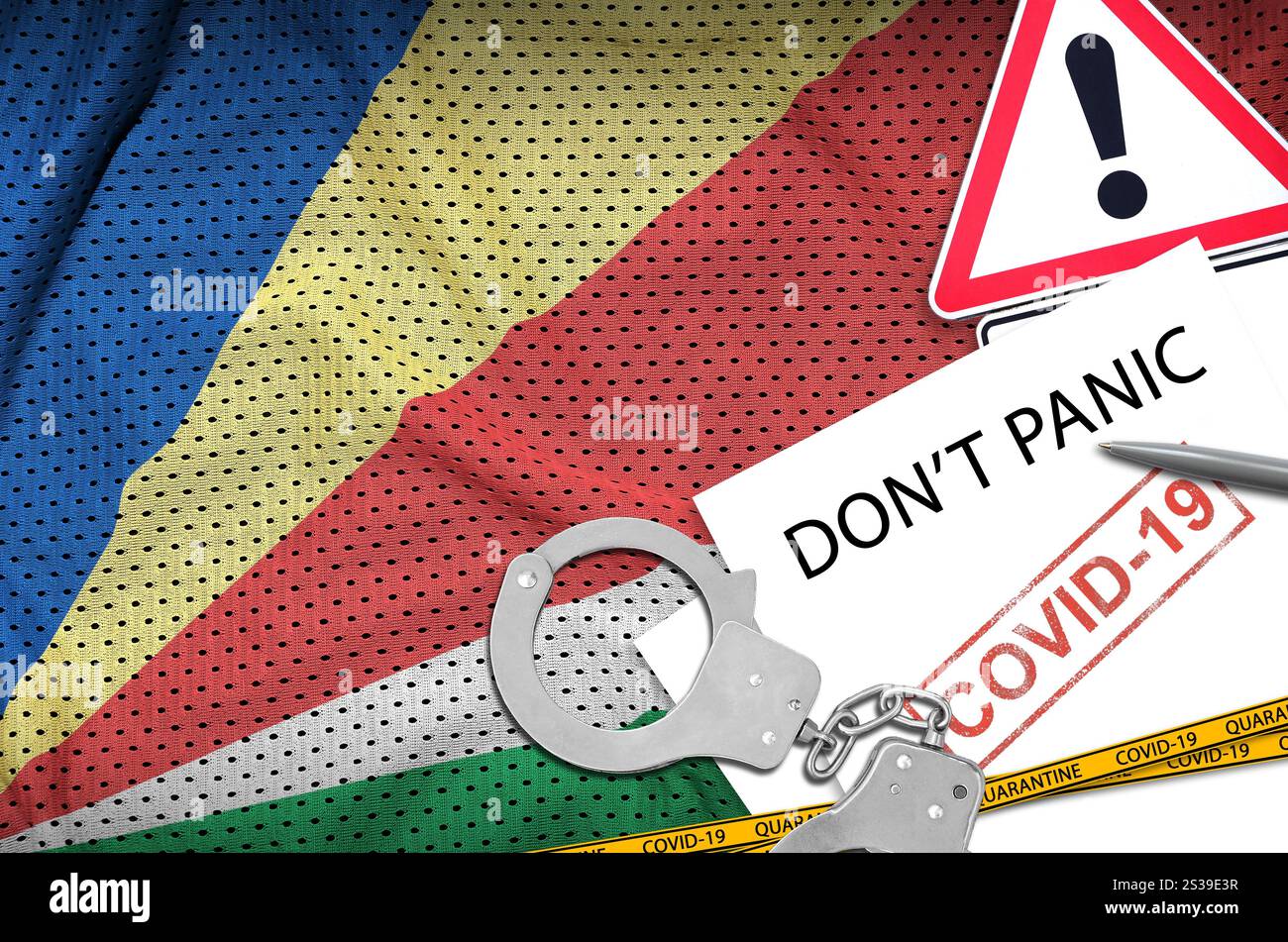 Drapeau des Seychelles et menottes de police avec inscription ne paniquez pas sur papier blanc. Concept de coronavirus ou virus pandémique 2019-nCoV. Drapeau des Seychelles et Banque D'Images