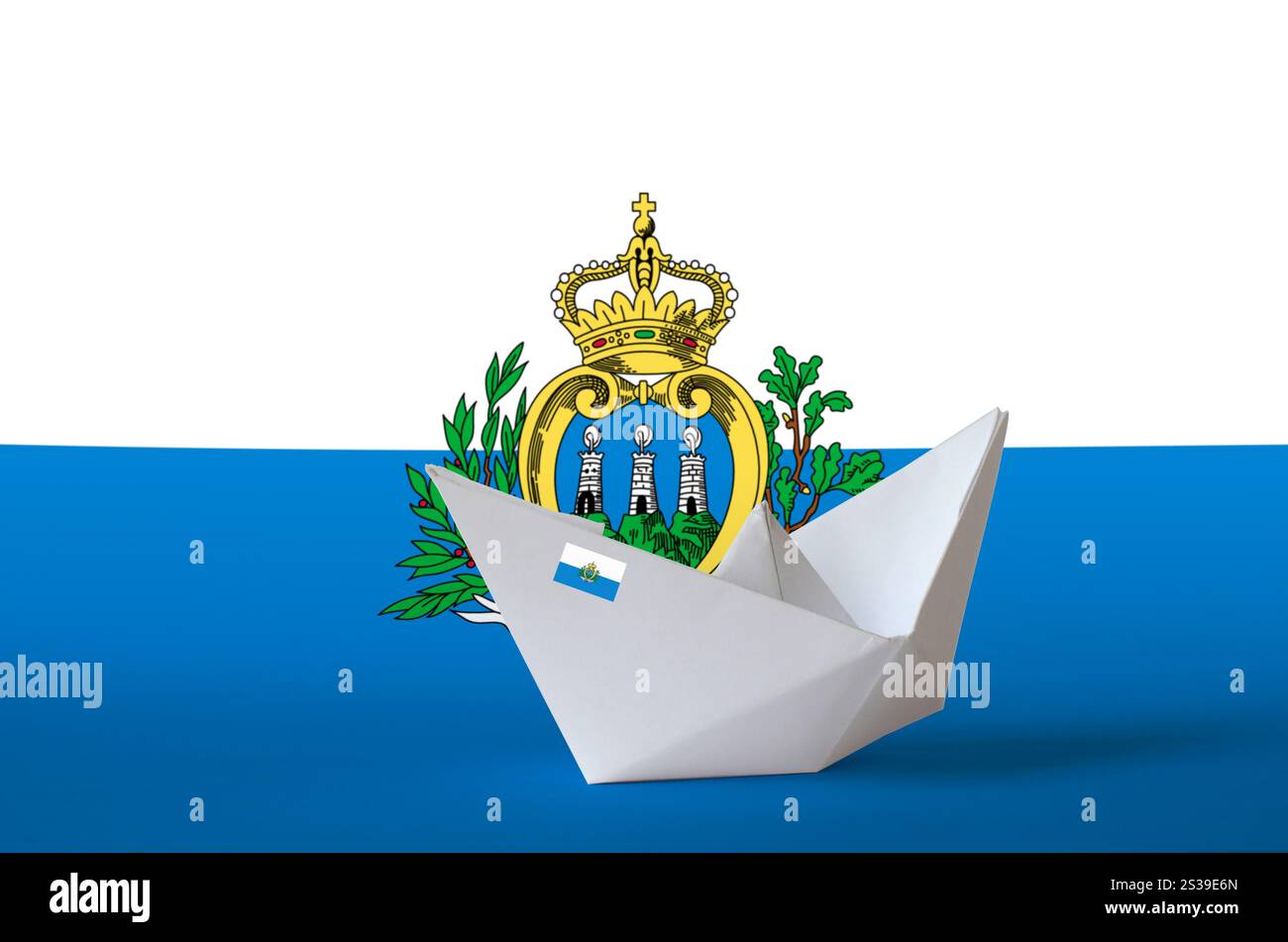 Drapeau de Saint-Marin représenté sur un navire en origami en papier en gros plan. Concept d'arts orientaux faits à la main. Drapeau de Saint-Marin représenté sur un navire en origami en papier en gros plan. Banque D'Images