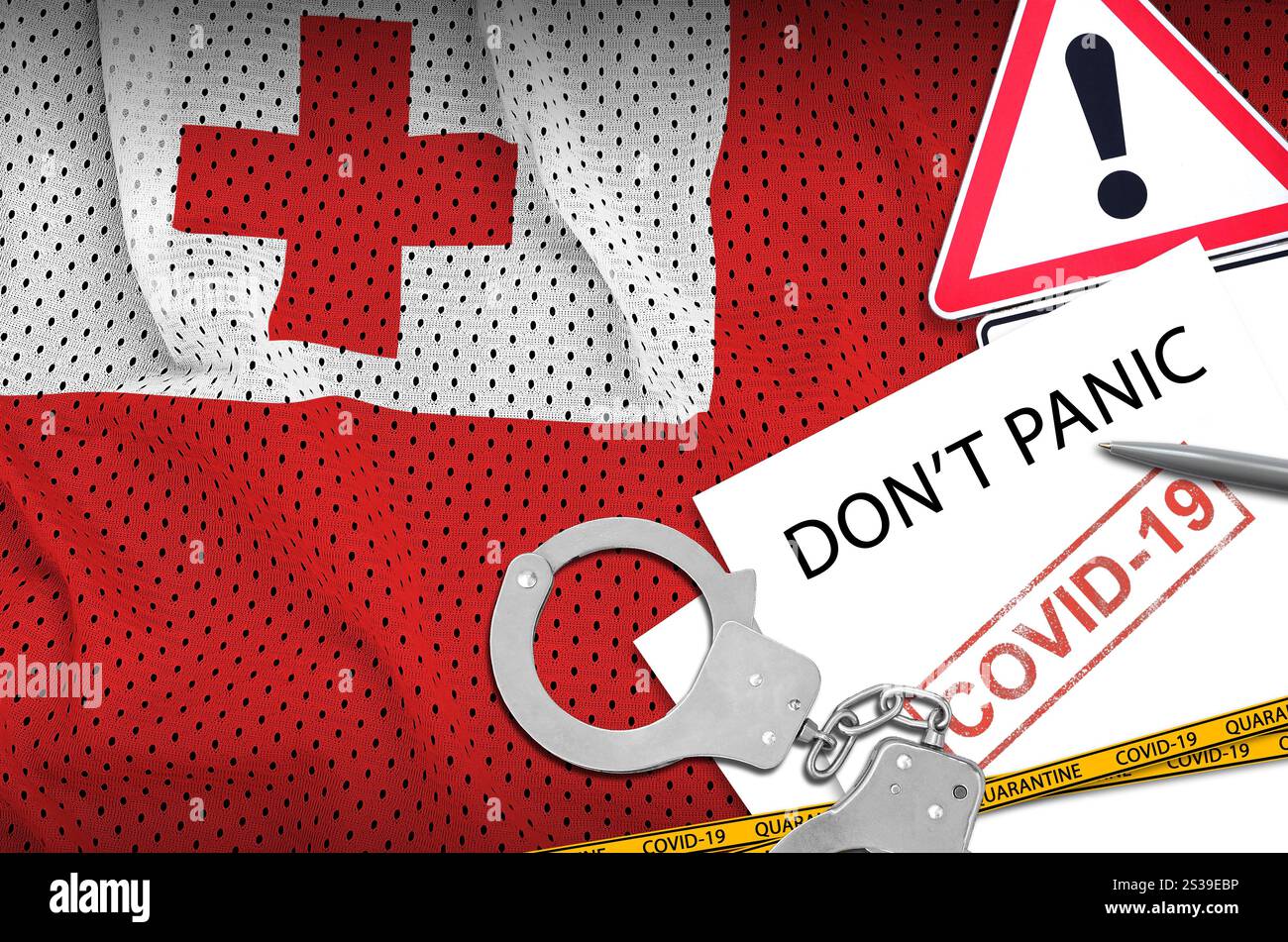 Drapeau Tonga et menottes de police avec inscription ne paniquez pas sur papier blanc. Concept de coronavirus ou virus pandémique 2019-nCoV. Drapeau Tonga et police Banque D'Images