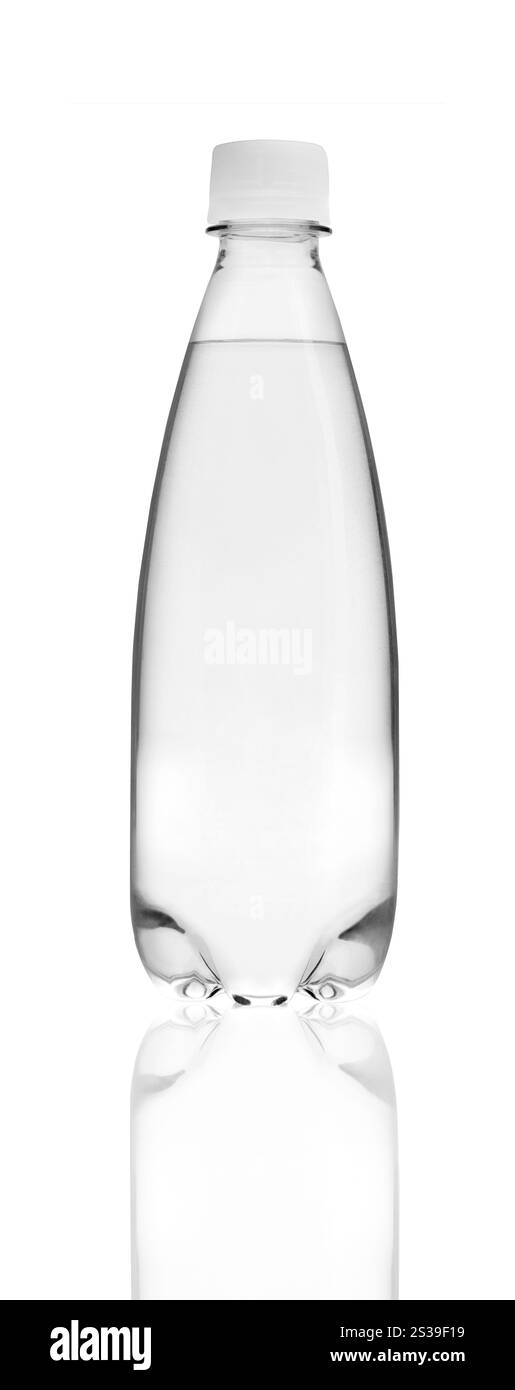 Petite bouteille d'eau en verre isolée sur fond blanc. Petite bouteille d'eau en verre Banque D'Images
