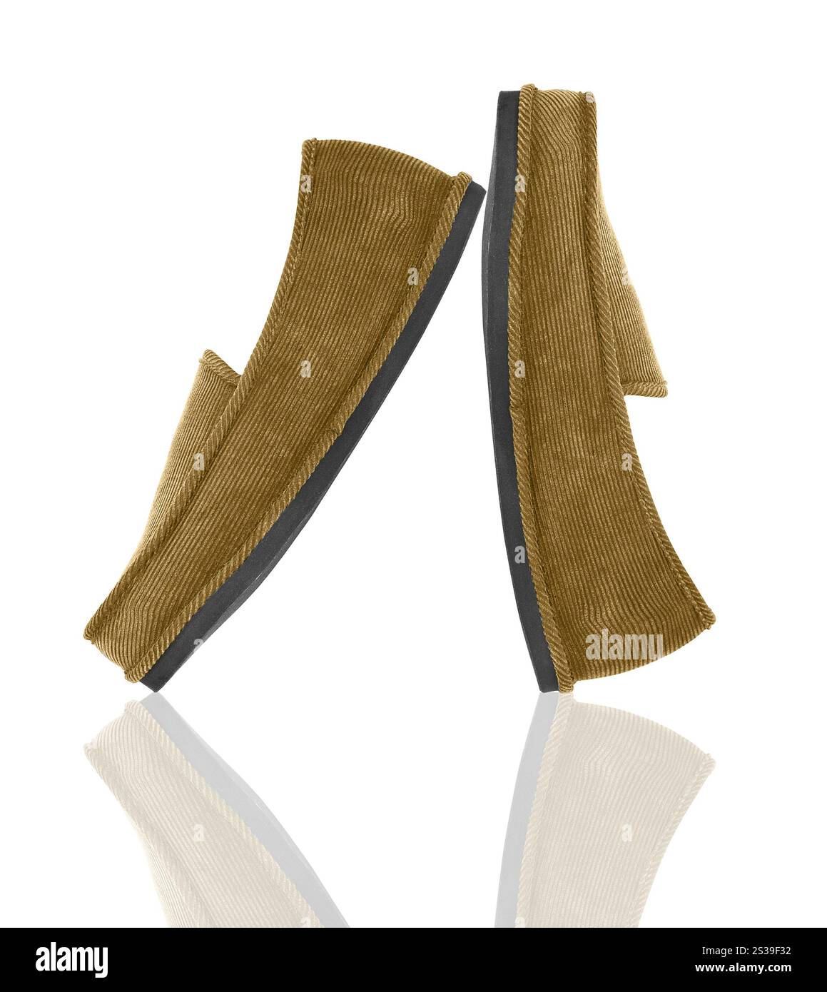 Chaussures Mans brunes isolées sur fond blanc. Chaussures Mans marron Banque D'Images