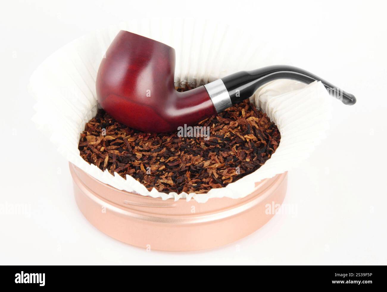 Pipe à fumer en bois et tabac isolés sur fond blanc. Pipe à fumer en bois et tabac Banque D'Images