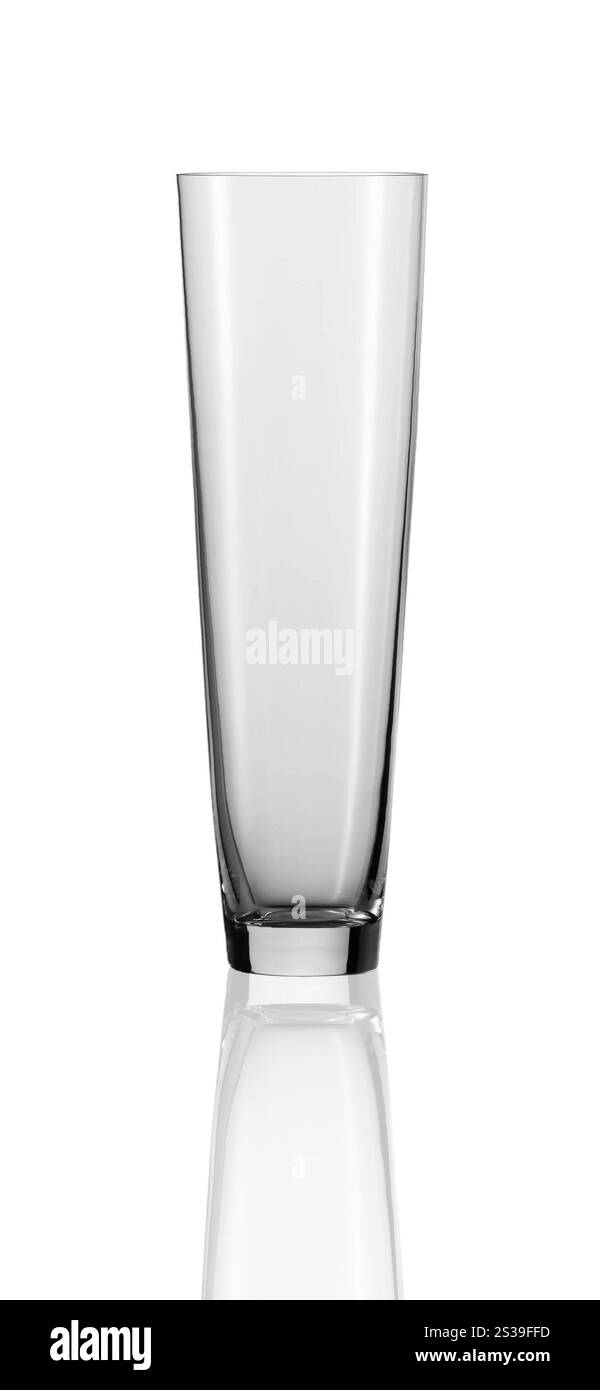 Verre d'eau vide isolé sur fond blanc. Verre d'eau vide isolé Banque D'Images