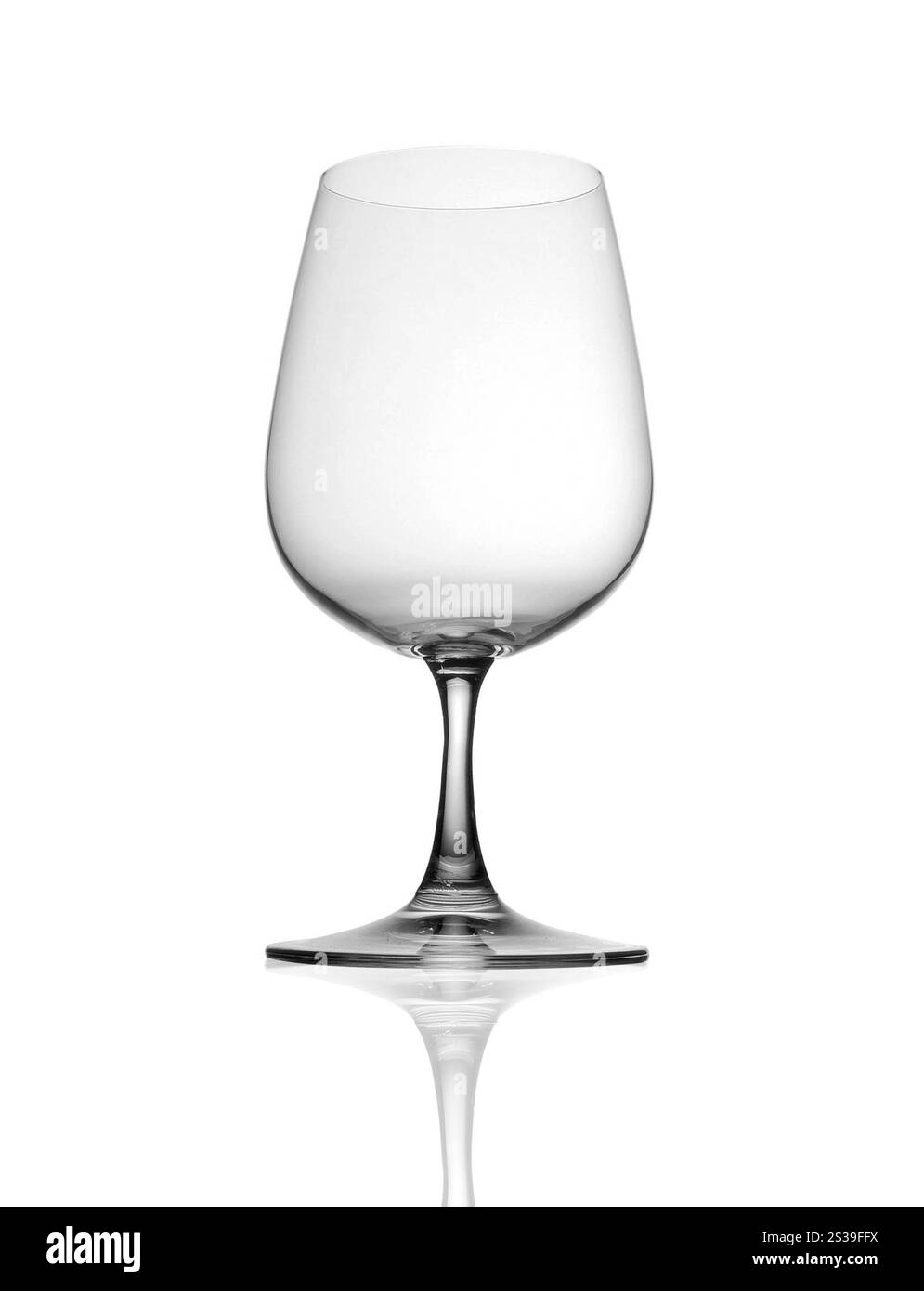 Verre à vin vide, isolé sur fond blanc. Verre à vin vide, isolé sur un blanc Banque D'Images