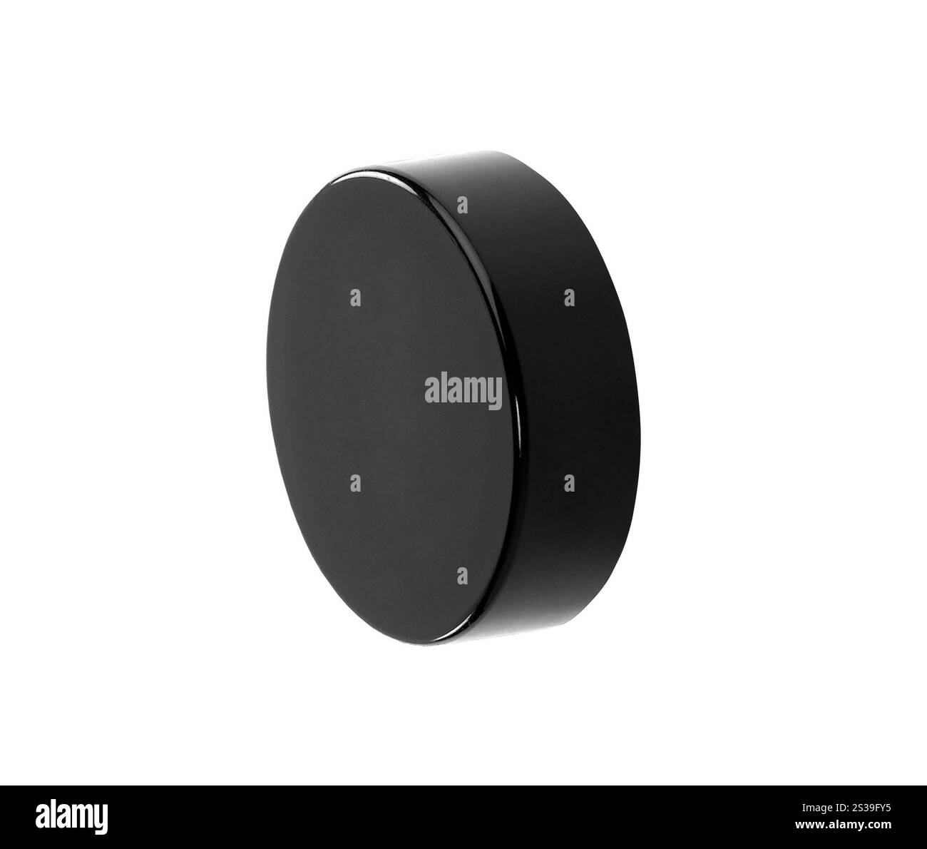 Palet de hockey isolé sur fond blanc. Palet de hockey sur fond blanc Banque D'Images