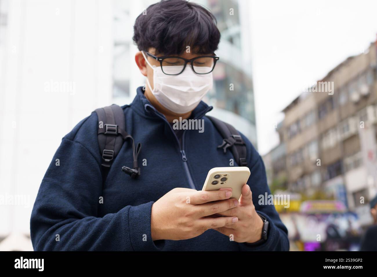 Homme dans la rue de la ville de centre-ville commander taxi en utilisant l'application de téléphone intelligent réservation taxi en utilisant l'application en ligne sur téléphone intelligent. Banque D'Images
