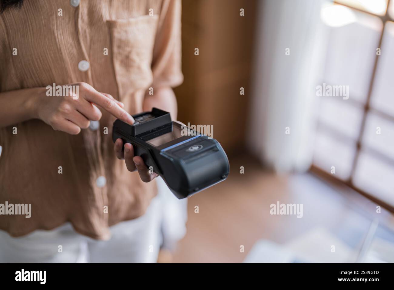 Paiement sans contact tenant carte de crédit avec règlement tactile payant pour les achats technologie nfc transaction technologie sans numéraire et carte de crédit Banque D'Images