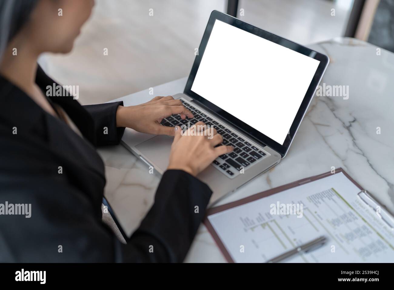 Belle femme d'affaires travaillant en utilisant les mains d'ordinateur portable tapant sur le clavier. Investisseur professionnel travaillant un nouveau projet de démarrage. affaires Banque D'Images