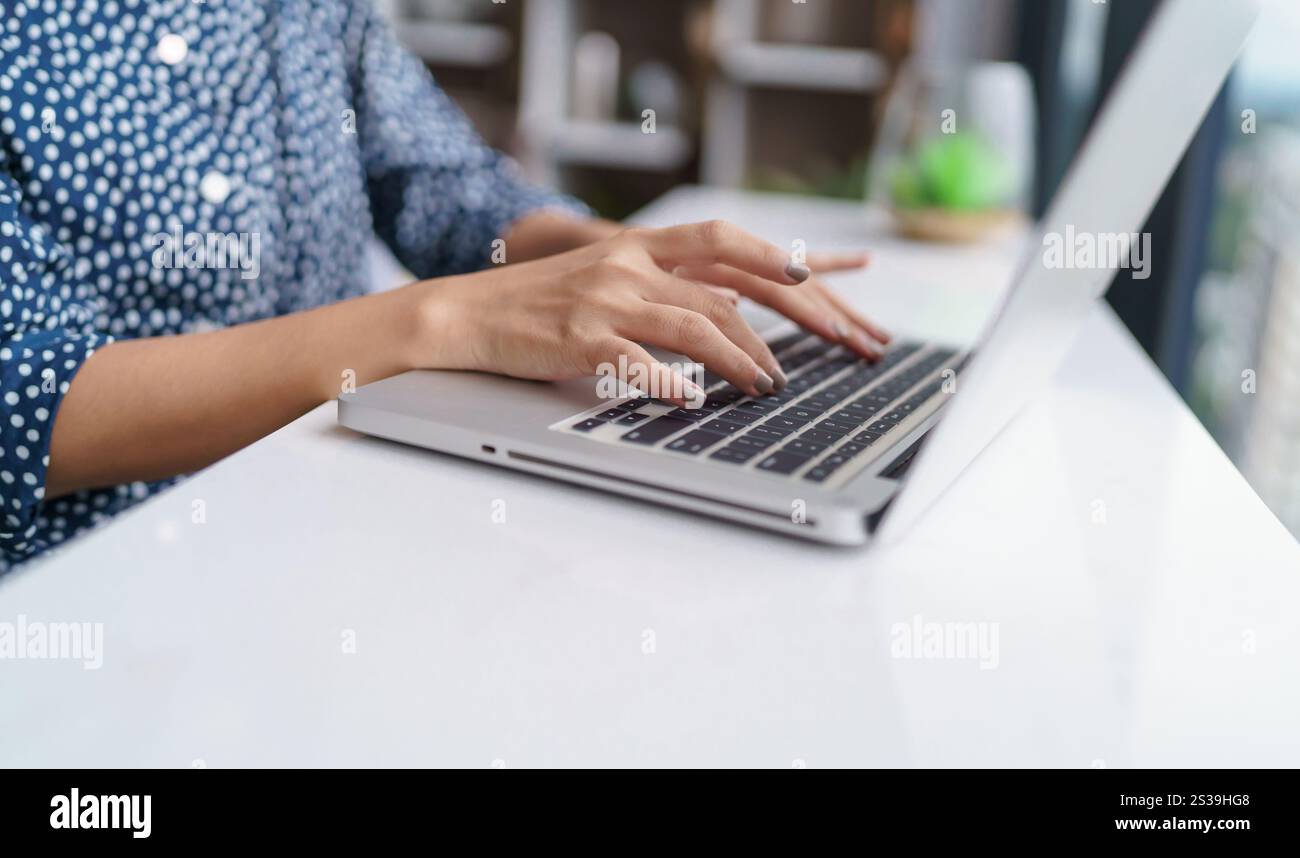 Femme asiatique numérique nomade freelance de travail tapant ordinateur portable sur la réunion en ligne travail à distance. Banque D'Images