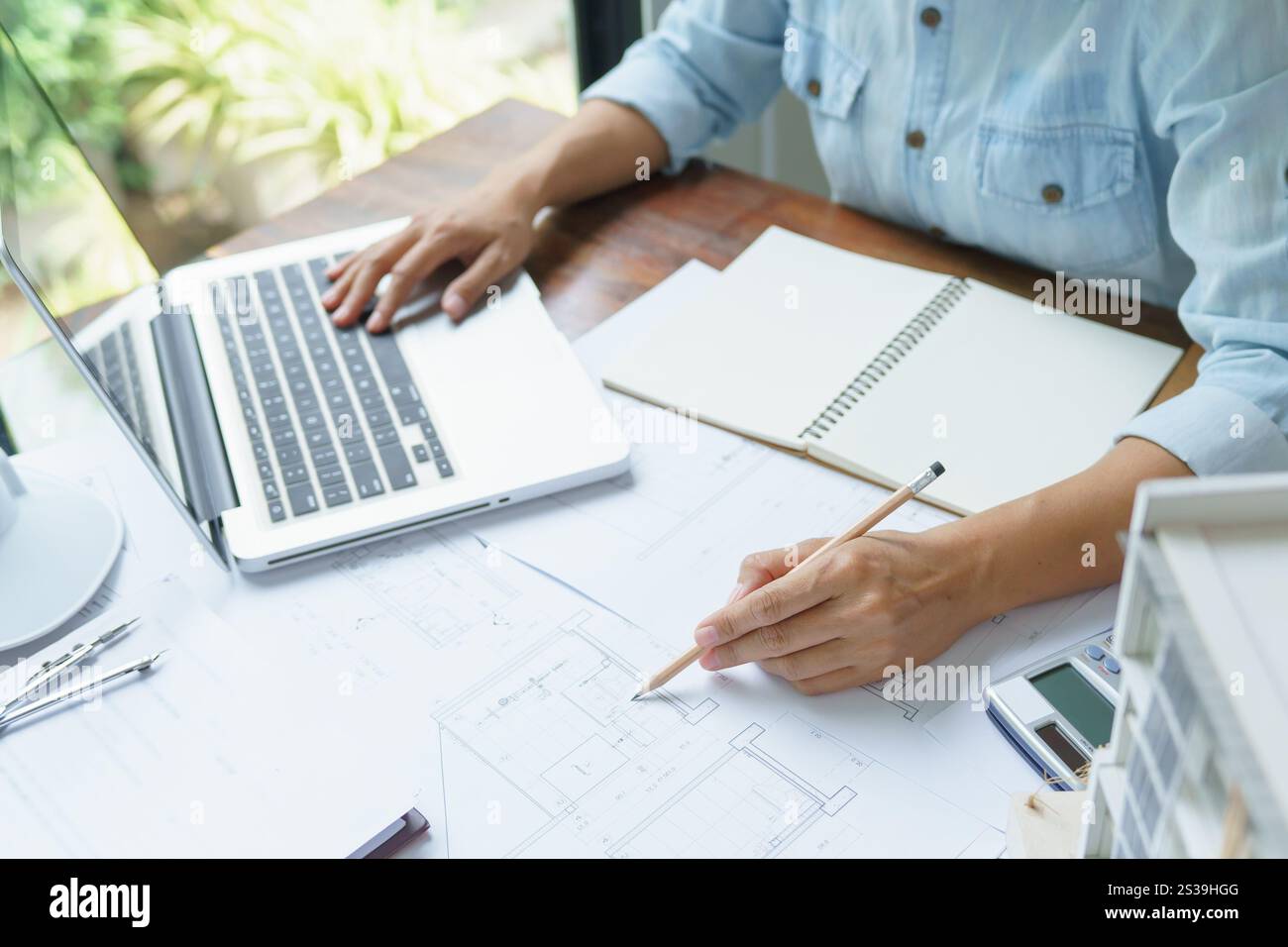 Architecture dessin sur architectural projet créatif architecture d'entreprise bâtiment construction ingénierie industrielle réalisation conception de planification Banque D'Images