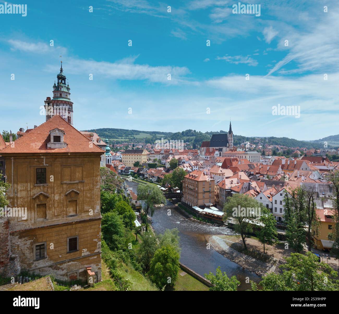 La ville de Cesky Krumlov vue du printemps (République tchèque). Banque D'Images
