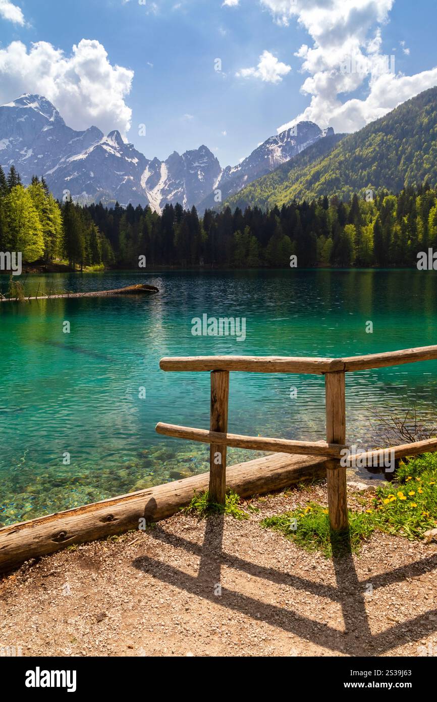 Vue sur le parc naturel supérieur des lacs Fusine, Tarvisio, province d'Udine, Friuli Venezia Giulia, Italie. Banque D'Images