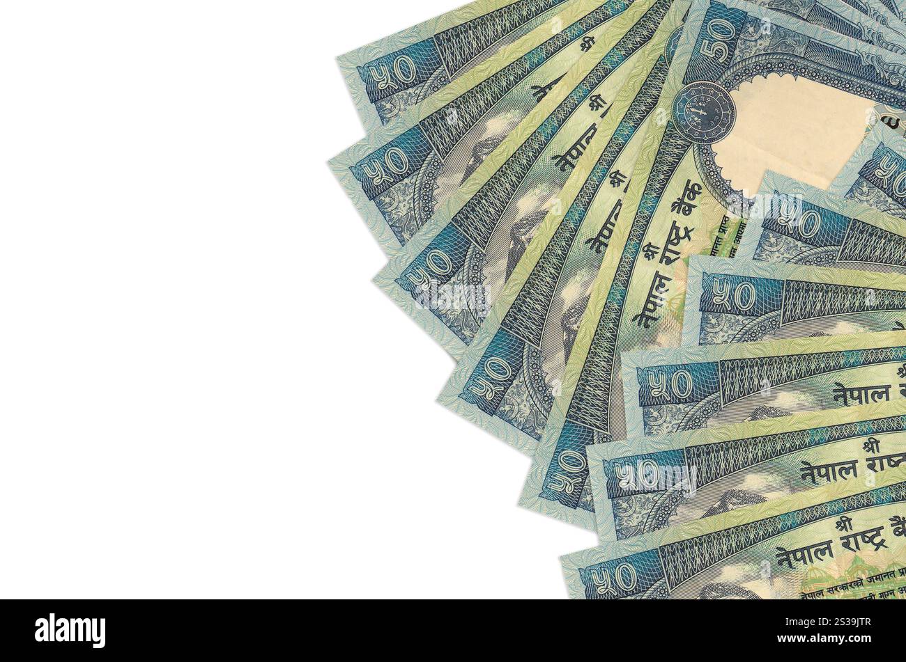 50 billets de roupies népalaises se trouve isolé sur fond blanc avec espace de copie. Fond conceptuel de la vie riche. Grande quantité de richesse en monnaie nationale. Banque D'Images