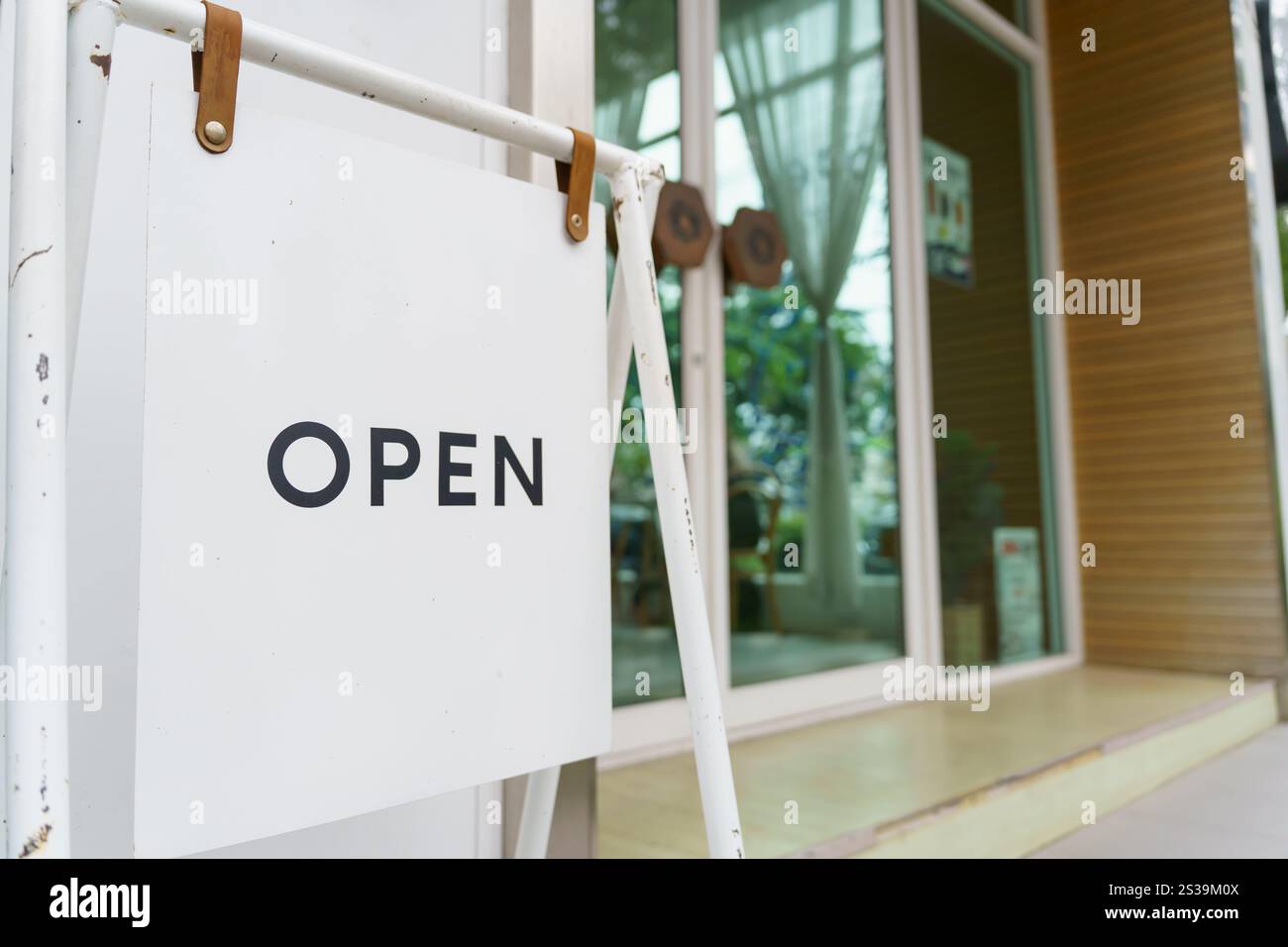 Panneau d'affichage ouvert. Conseil ou début de l'ouverture entrée de bienvenue du café ou restaurant de petite entreprise et de la publicité avec signe ouvert. Banque D'Images Panneau d'affichage ouvert. Conseil ou début de l'ouverture entrée de bienvenue du café ou restaurant de petite entreprise et de la publicité avec signe ouvert. Banque D'Images
