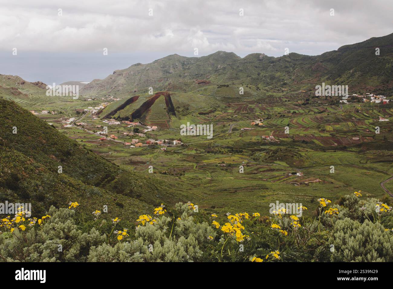 Vallée d'El Palmar et Las Lagunetas dans la chaîne de montagnes Teno avec la colline comme une tarte tranchée Banque D'Images