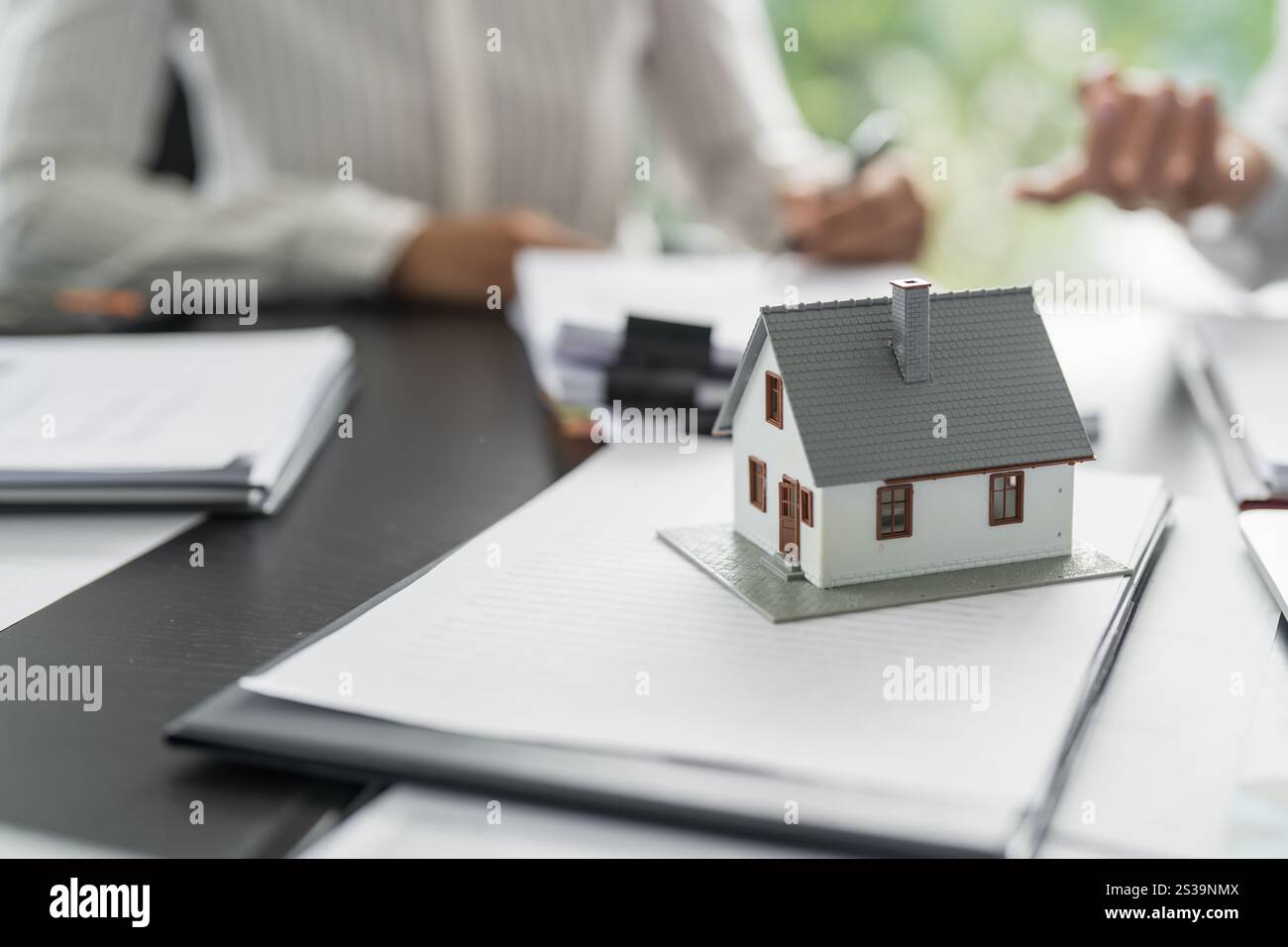 Investissement immobilier assurance immobilière et sécurité. Agent immobilier offre maison. Banque D'Images