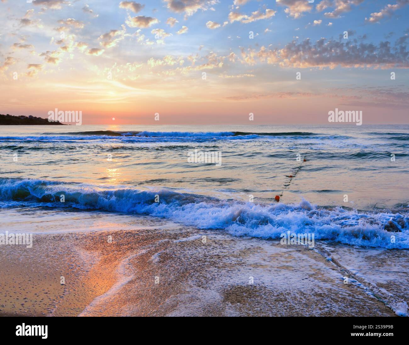 Belle vue mer plage sunrise avec réflexion sur l'eau. Banque D'Images