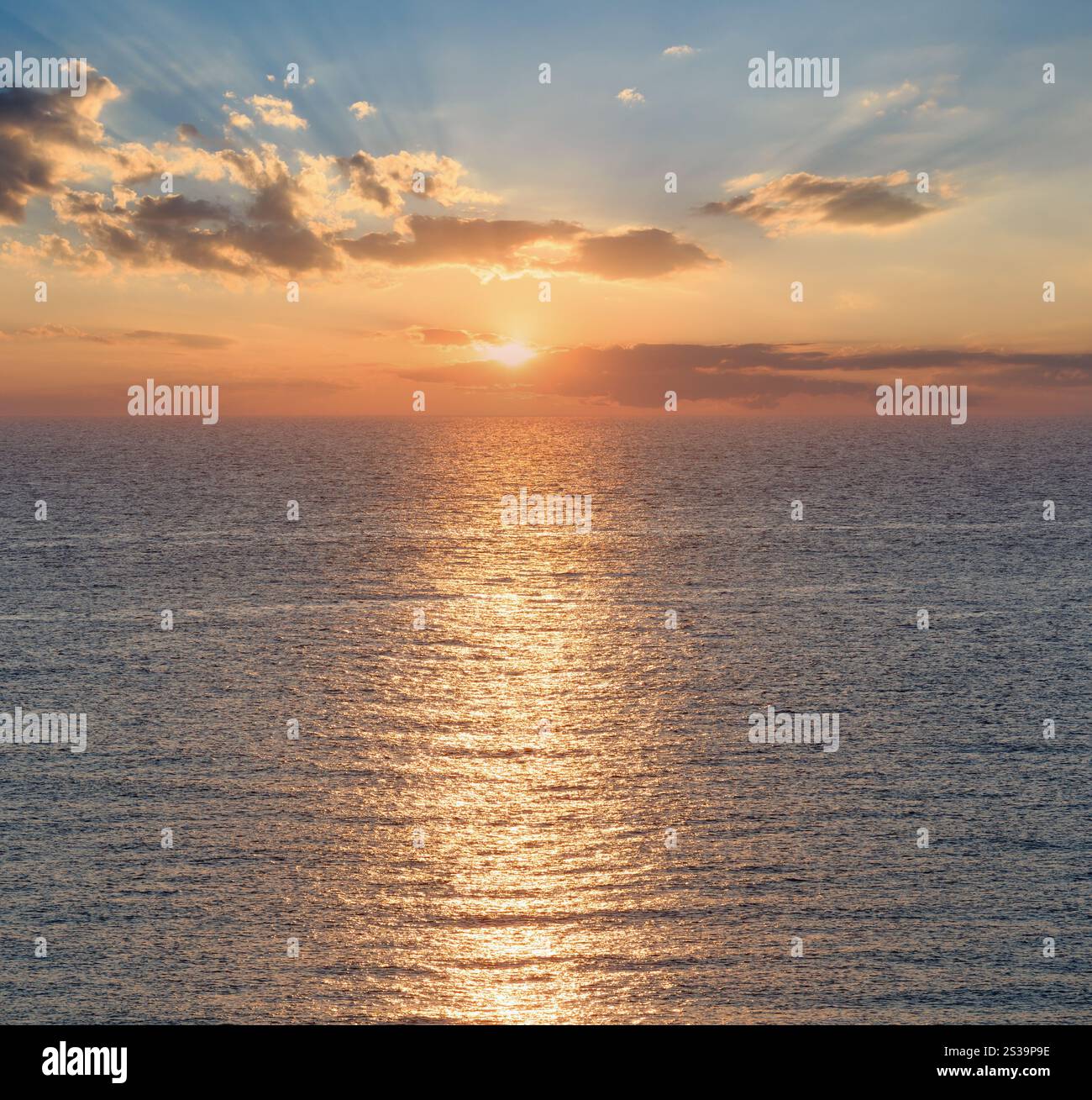 Belle vue sur mer lever du soleil avec la réflexion sur la surface de l'eau. Banque D'Images