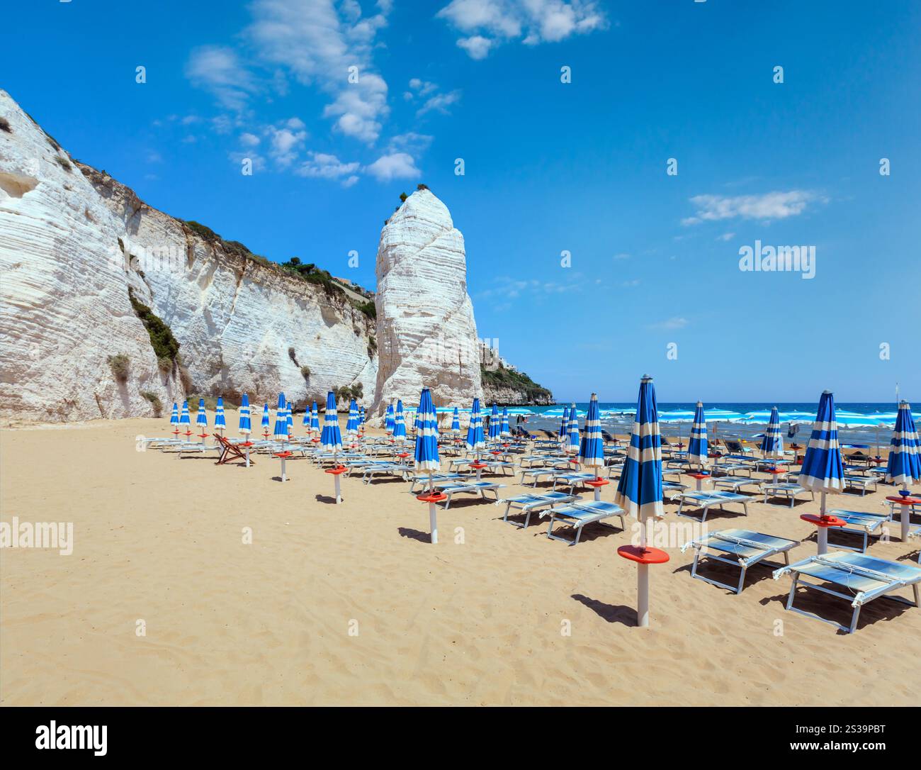 L'été plage pittoresque de Pizzomunno célèbre White Rock, à Vieste, Gargano, Côte d'Azur, France Banque D'Images