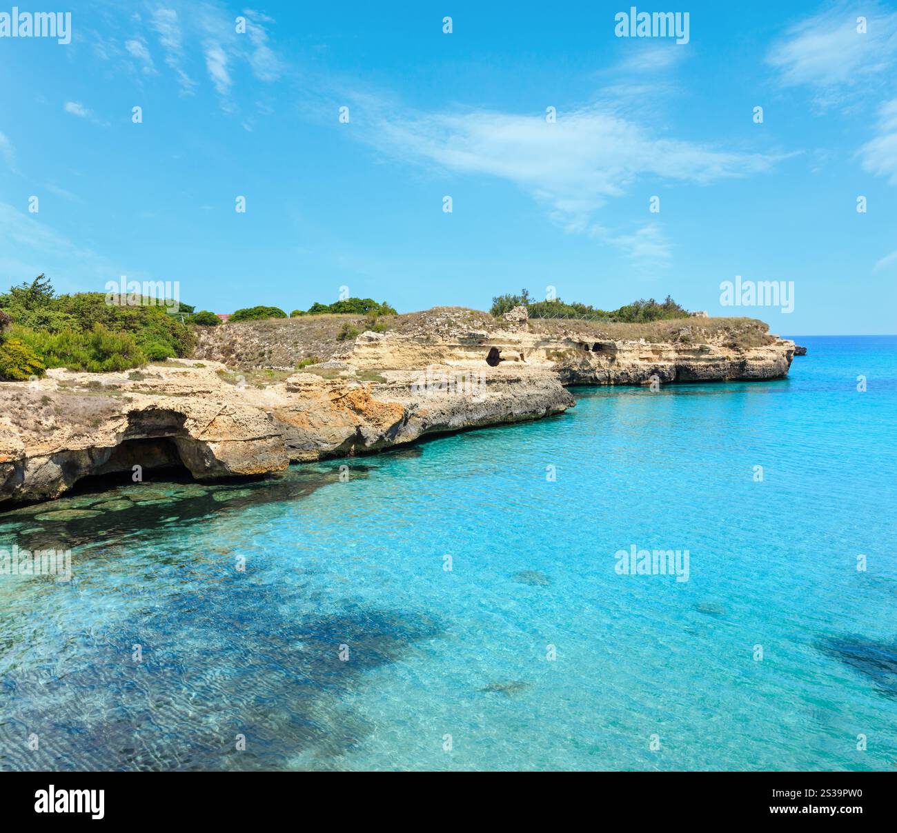 La côte de la mer Adriatique pittoresque Zone archéologique de Roca Vecchia, Salento, Pouilles, Italie Banque D'Images