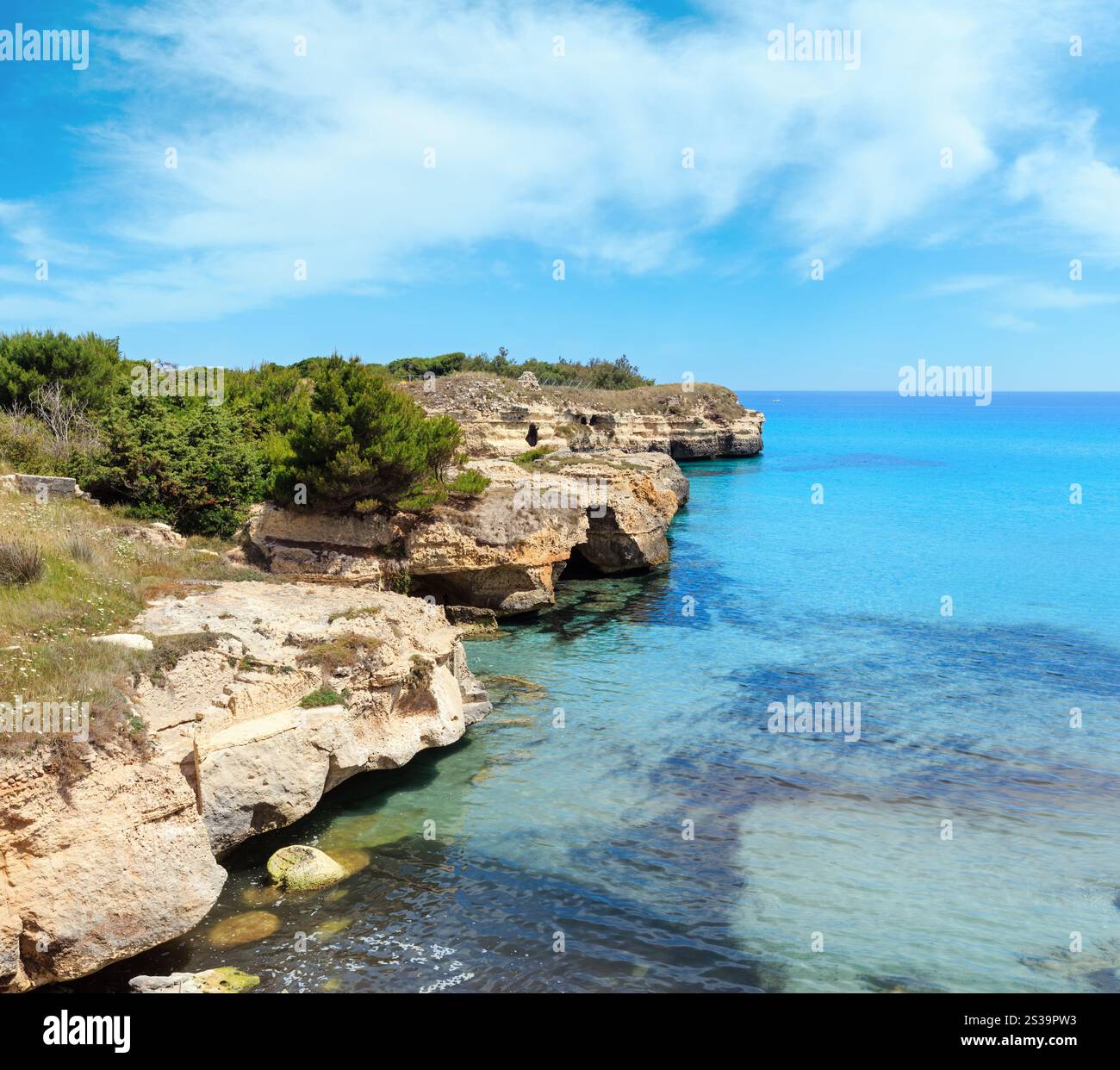 La côte de la mer Adriatique pittoresque Zone archéologique de Roca Vecchia, Salento, Pouilles, Italie Banque D'Images